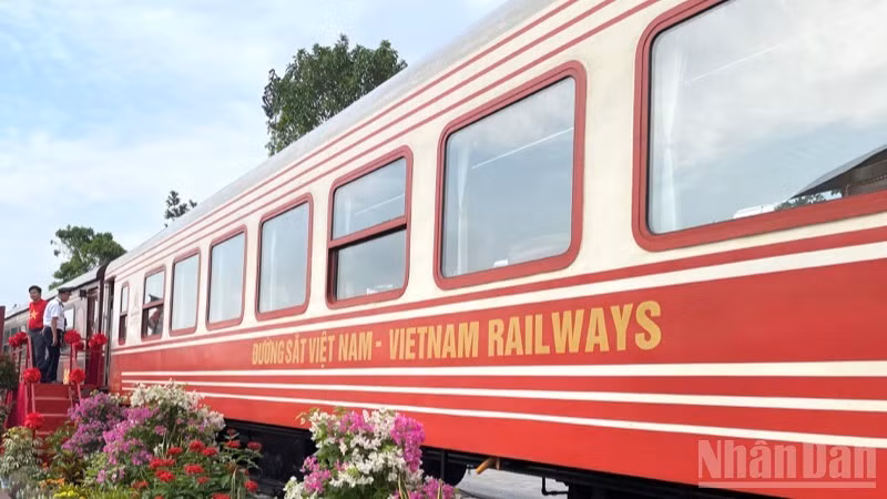 El modelo del tren “Flores del flamboyán rojo”. (Foto: Nhan Dan)