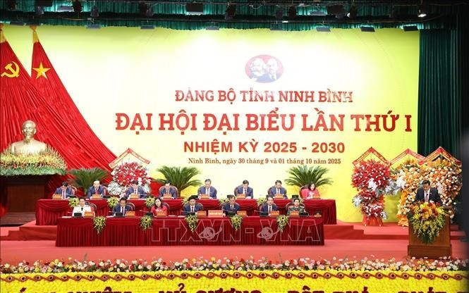 El Presídium de la Asamblea del Comité del Partido Comunista de Vietnam en la provincia de Ninh Binh para el mandato 2025-2030. (Foto: VNA)