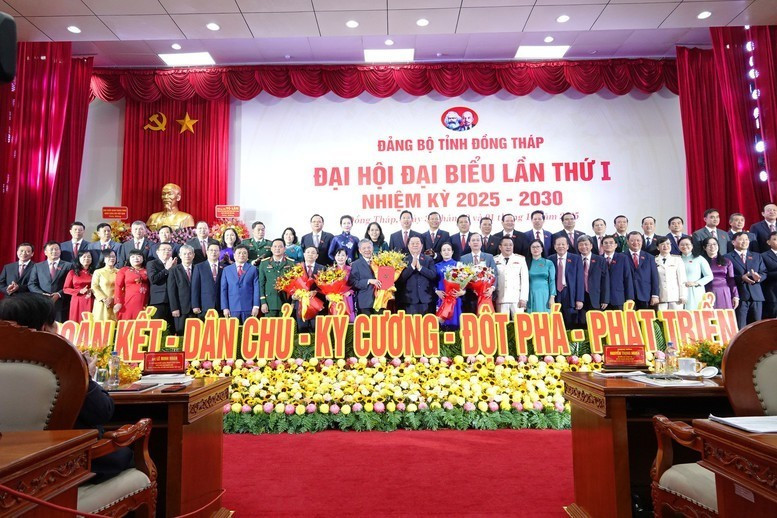 Los miembros del nuevo Buró Ejecutivo del Comité partidista en la provincia de Dong Thap. (Foto: VGP)