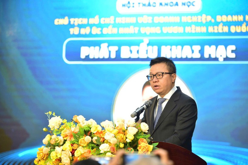 Le Quoc Minh, miembro del Comité Central del Partido Comunista de Vietnam y jefe de su Comisión de Propaganda y Movilización de Masas, presidente-editor de Nhan Dan y titular de la Asociación de Periodistas de Vietnam, interviene en el evento. (Foto: Nhan Dan)