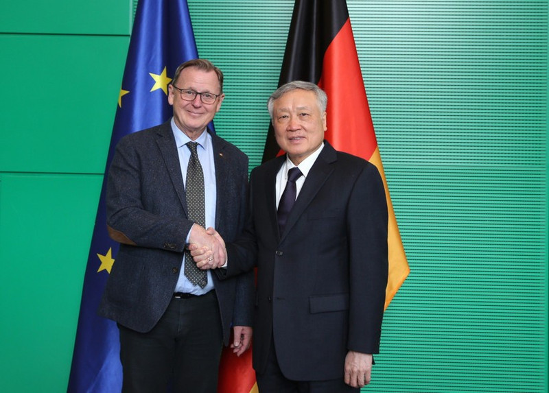 El viceprimer ministro permanente de Vietnam, Nguyen Hoa Binh (derecha), y el vicepresidente del Parlamento Federal de Alemania, Bodo Ramelow. (Foto: VNA)