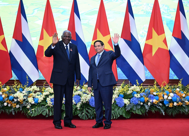 El primer ministro de Vietnam, Pham Minh Chinh, y el presidente de la Asamblea Nacional del Poder Popular y del Consejo de Estado de Cuba, Esteban Lazo Hernández, saludan a los medios. (Foto: Nhan Dan)