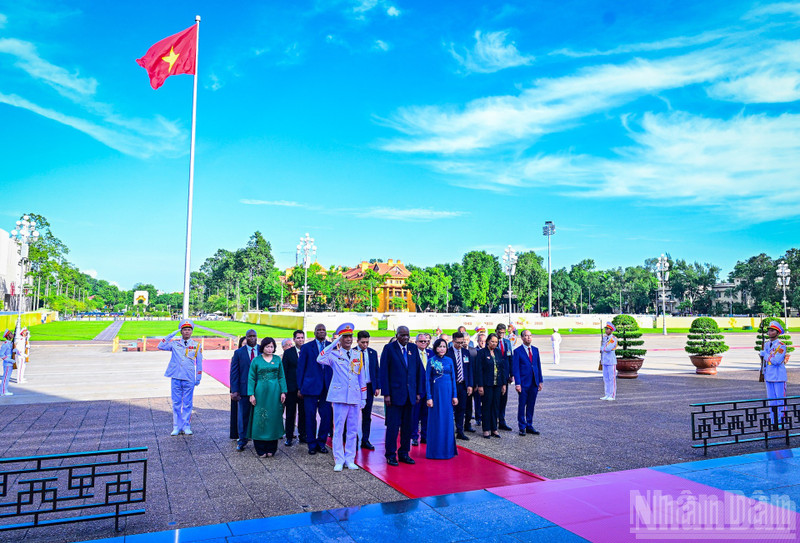 El presidente de la Asamblea Nacional y del Consejo de Estado de Cuba, Esteban Lazo Hernández, junto a una delegación de alto nivel, rinde homenaje al Presidente Ho Chi Minh. (Foto: Nhan Dan)