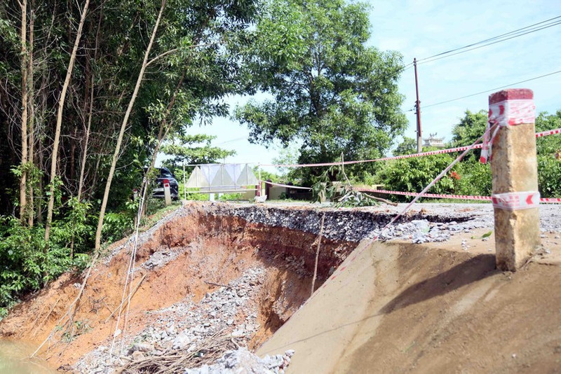 Grave deslizamiento de tierra tras el tifón Bualoi en Quang Tri. (Foto: VNA)