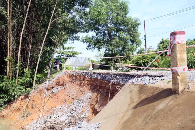 Grave deslizamiento de tierra tras el tifón Bualoi en Quang Tri. (Foto: VNA)
