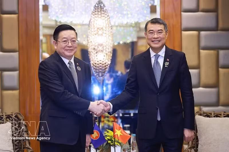 El primer ministro de Vietnam, Le Minh Hung, se reúne con el secretario general de la Asean, Kao Kim Hourn. (Foto: VNA)