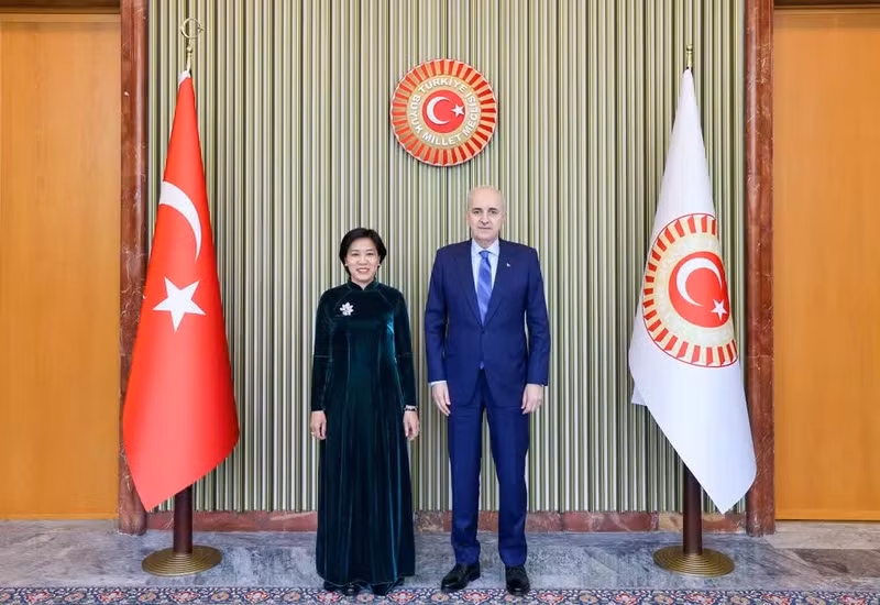 El presidente de la Gran Asamblea Nacional turca, Numan Kurtulmus, recibe a la embajadora vietnamita, Dang Thi Thu Ha. (Foto: Embajada de Vietnam en Turquía)