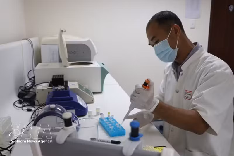 El doctor Nguyen Duc Bach, miembro del Consejo Científico del Hospital Central de Hue, es quien sentó las primeras bases y contribuyó gradualmente al perfeccionamiento de los recursos humanos y del sistema de análisis clínicos del hospital. (Foto: VNA)