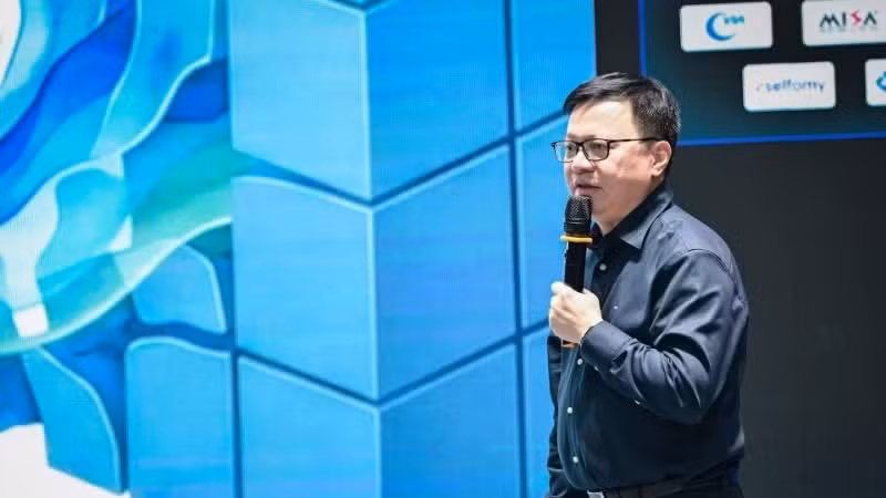 Le Quoc Minh, miembro del Comité Central del Partido Comunista de Vietnam, presidente-editor del periódico Nhan Dan (Pueblo), subjefe de la Comisión de Propaganda y Movilización de Masas de ese comité y presidente de la Asociación Nacional de Periodistas, interviene en el coloquio. (Foto: Nhan Dan)