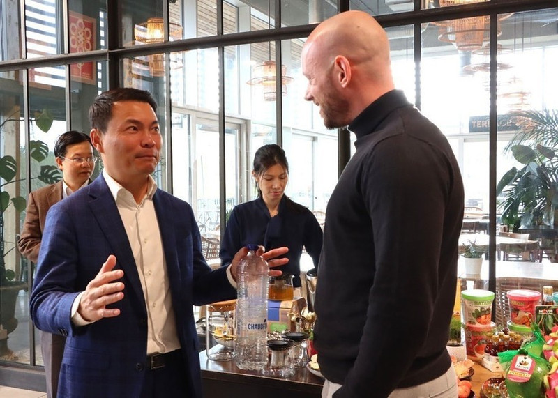 El presidente de la VBAB, Nguyen Thanh Vinh, habla con representantes empresariales belgas. (Foto: VNA)