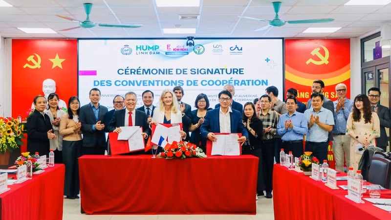 En el acto de firma. (Foto: Nhan Dan)