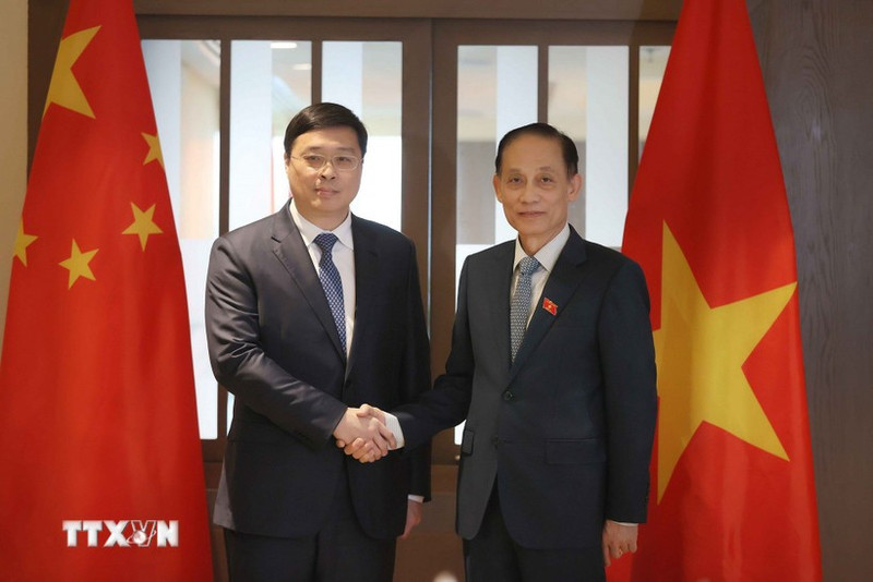 El ministro de Relaciones Exteriores de Vietnam, Le Hoai Trung (derecha), recibe a Wei Tao, presidente de la Región Autónoma Zhuang de Guangxi, de China. (Foto: VNA)