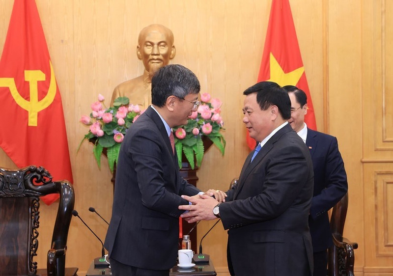 El presidente del Consejo Teórico Central y director de la Academia Nacional de Política Ho Chi Minh, Nguyen Xuan Thang, recibe al embajador de la India en Vietnam, Tshering W. Sherpa. (Foto: VNA)