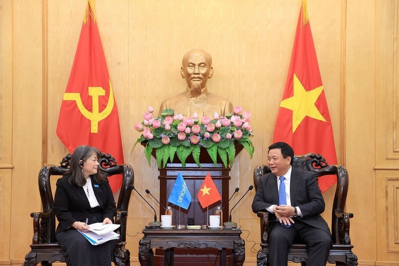 Nguyen Xuan Thang, miembro del Buró Político del Comité Central del Partido Comunista de Vietnam, presidente del Consejo Teórico Central y director de la Academia Nacional de Política Ho Chi Minh, recibe a June Kunugi, directora del Unicef para Asia Oriental y el Pacífico. (Foto: VNA)