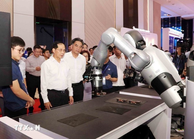 El viceprimer ministro de Vietnam Bui Thanh Son inspecciona los preparativos para el Foro Económico de Otoño 2025. (Foto: VNA)