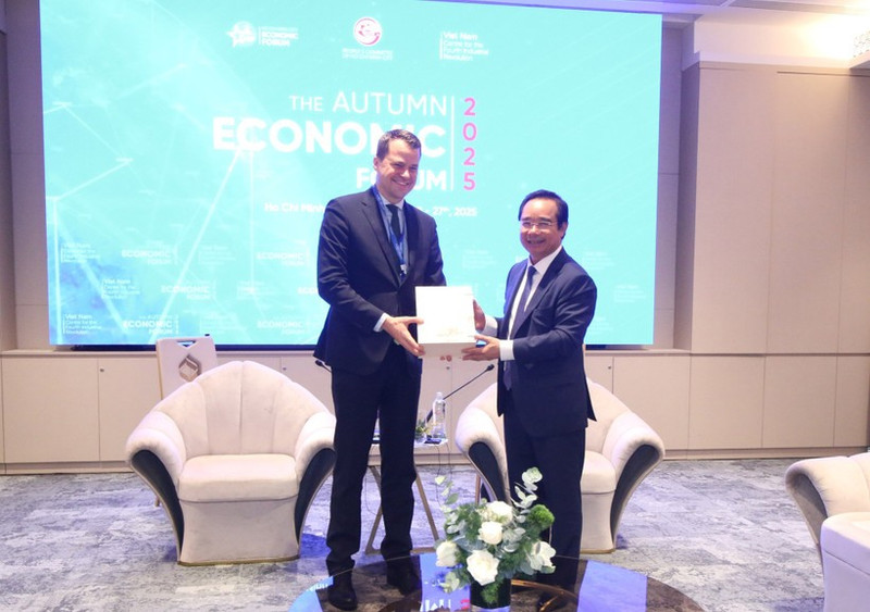 El presidente del Comité Popular de Ciudad Ho Chi Minh, Nguyen Van Duoc, se reúne con Stephan Mergenthaler, director ejecutivo del Foro Económico Mundial. (Foto: VNA)