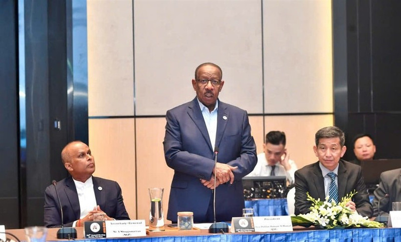 El presidente de la Asociación Asiática de Atletismo, Dahlan Jumaan Al Hamad, habla en el evento. (Foto: VNA)