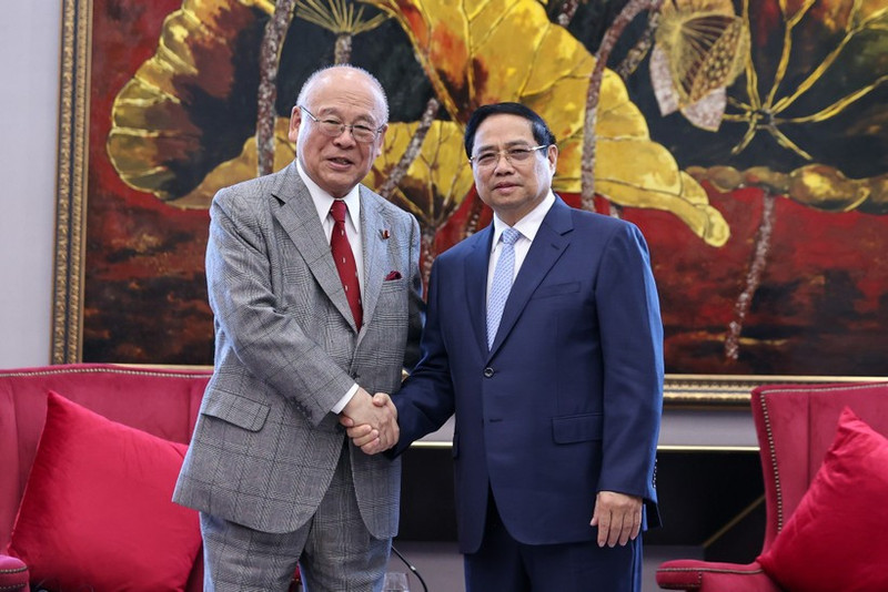 El primer ministro de Vietnam, Pham Minh Chinh, recibe al Asesor Especial de la Alianza de Parlamentarios de Amistad Japón-Vietnam, Takebe Tsutomu. (Foto: VNA)