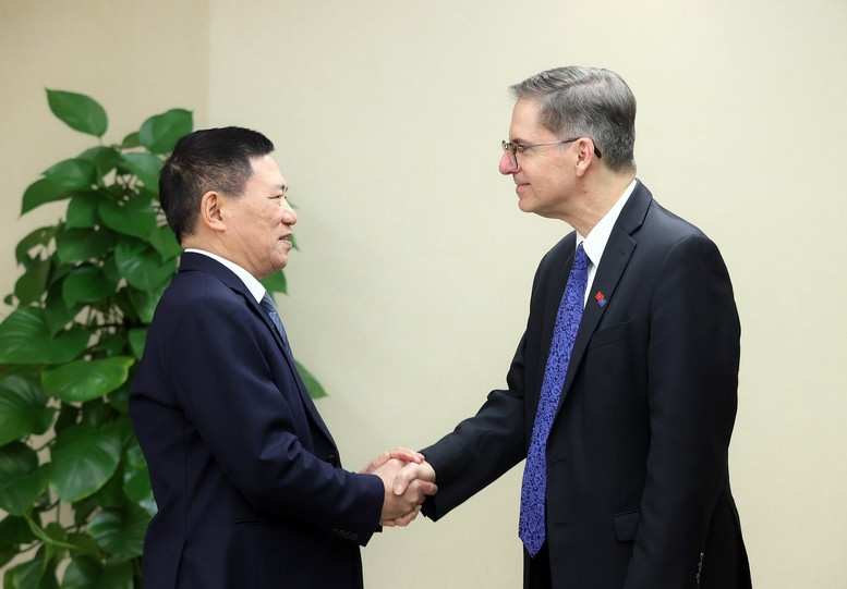 El viceprimer ministro vietnamita Ho Duc Phoc (izquierda) recibe a Carlos Felipe Jaramillo, vicepresidente del Banco Mundial encargado de la región de Asia Oriental y el Pacífico. (Foto: VGP)