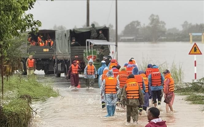 Las fuerzas competentes de Vietnam están concentrando todos los recursos para ayudar a la población del Centro y la Altiplanicie Occidental del país a superar las consecuencias de las históricas inundaciones. (Foto: VNA)