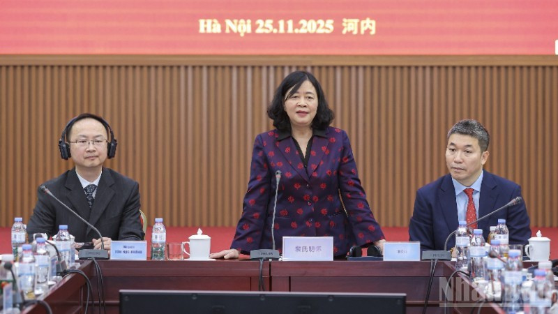 La presidenta del Comité Central del Frente de la Patria de Vietnam, Bui Thi Minh Hoai, interviene en el encuentro. (Foto: Nhan Dan)