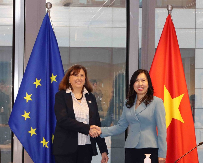 La viceministra de Relaciones Exteriores de Vietnam Le Thi Thu Hang y la directora general interina para Asia y el Pacífico del Servicio Europeo de Acción Exterior, Paola Pampaloni. (Foto: VNA)