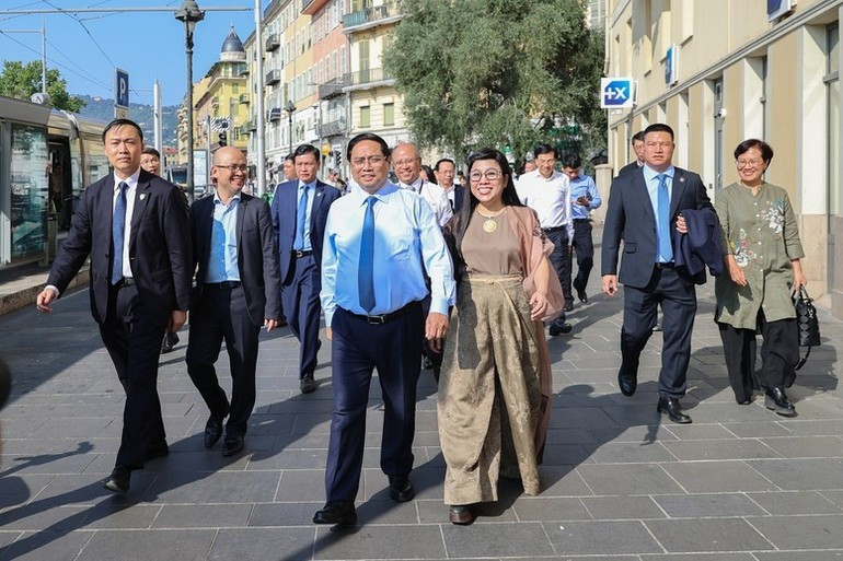 El primer ministro Pham Minh Chinh y su esposa recorren el casco antiguo de Niza. (Fotografía: VGP)