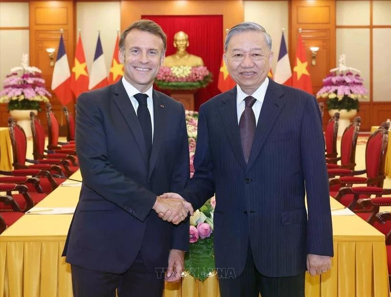El secretario general del Partido Comunista de Vietnam, To Lam (derecha), y el presidente de Francia, Emmanuel Macron. (Fotografía: VNA)