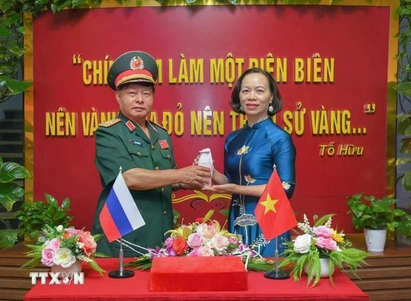 El mayor general Luu Trong Lu, presidente de la Asociación de Veteranos de Guerra de la provincia de Dien Bien, entrega la vasija de tierra a Vu Thi Tuyet Nga, directora del Museo de la Victoria de Dien Bien Phu. (Fotografía: VNA)