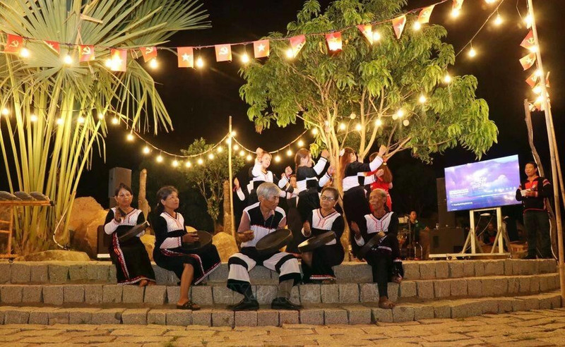 Presentan la cultura de los E De con gongs. (Fotografía: VNA)