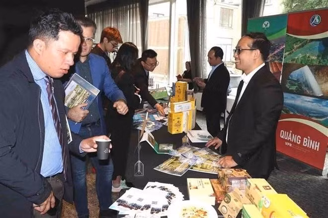 Asistentes al seminario indagan sobre productos OCOP (Cada comuna, un producto) de las localidades vietnamitas. (Fotografía: VNA)