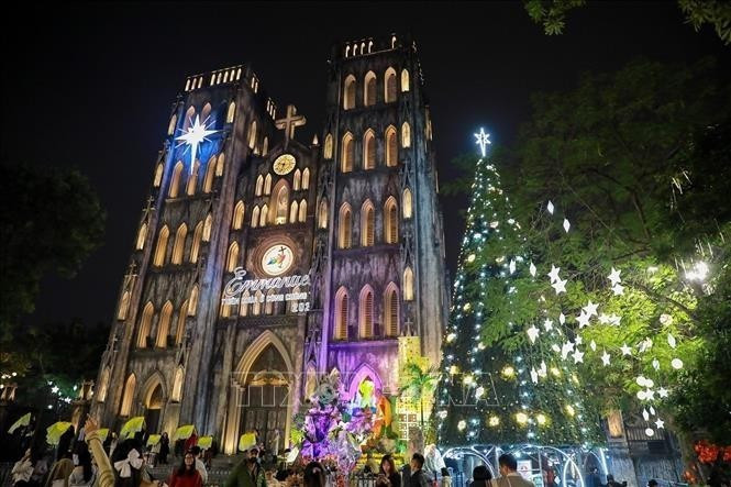 El área alrededor de la Catedral de San José en el barrio de Hoan Kiem está decorada para la Navidad de 2025. (Foto: VNA)