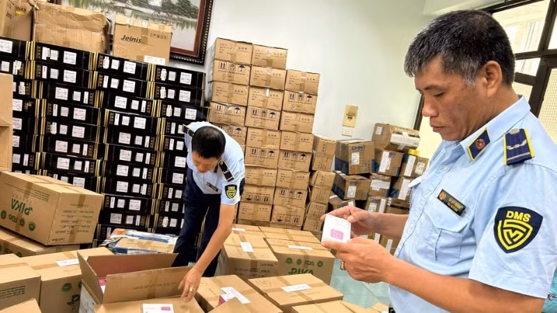 Las fuerzas competentes inspeccionan un establecimiento de producción. (Foto: Nhan Dan)