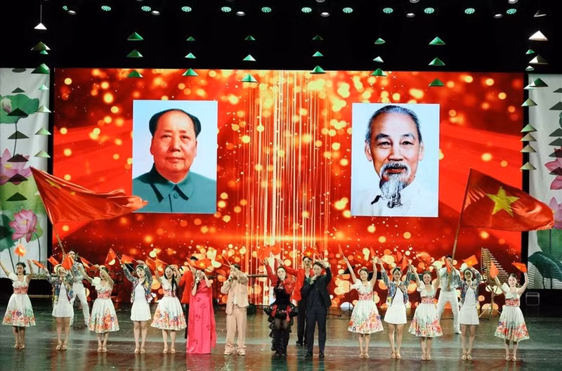 Una actuación celebra la amistad entre Vietnam y China, y transmite un mensaje sobre las prometedoras perspectivas para las relaciones entre los dos países. (Foto: VNA)