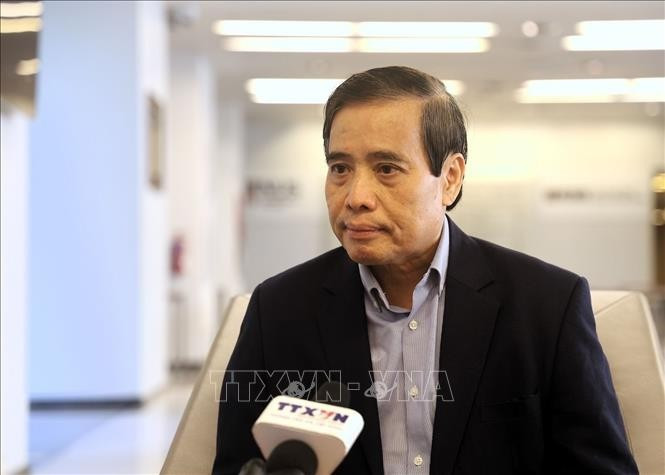 El profesor Vu Minh Khuong, de la Escuela de Políticas Públicas Lee Kuan Yew en Singapur, en la entrevista. (Foto: VNA)