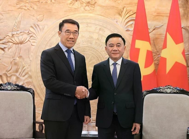El integrante del Buró Político y miembro permanente del Secretariado del Comité Central del Partido Comunista de Vietnam, Tran Cam Tu (derecha), recibe al jefe interino de la Comisión de Asuntos Exteriores del Comité Central del Partido Popular Revolucionario de Laos, Bounleua Phandanouvong. (Fotografía: VNA)