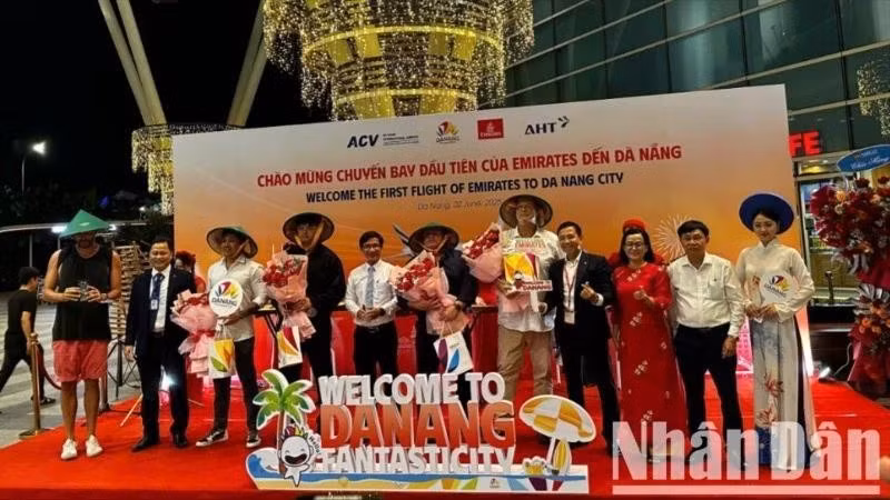 Acto de bienvenida al primer vuelo desde Dubái hacia Da Nang. (Fotografía: Nhan Dan)