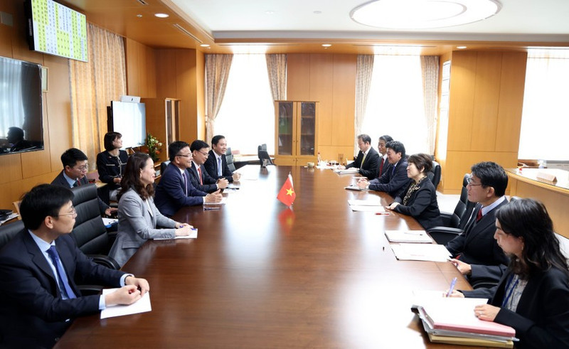 Panorama de la reunión entre el vice primer ministro vietnamita Le Thanh Long y la ministra de Educación, Cultura, Deportes, Ciencia y Tecnología de Japón, Abe Toshiko. (Foto: VNA)