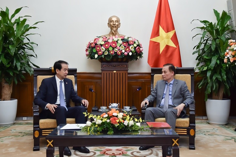 El ministro interino vietnamita de Relaciones Exteriores, Le Hoai Trung, recibe al embajador de China en Vietnam, He Wei. (Foto: Ministerio de Relaciones Exteriores de Vietnam)