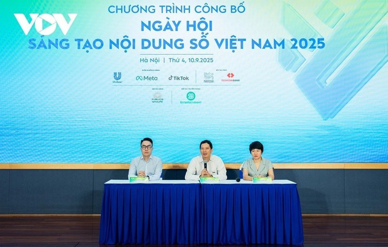 El director de la Autoridad de Radiodifusión, Televisión e Información Electrónica del Ministerio de Cultura, Deportes y Turismo, Le Quang Tu Do (centro), habla en el lanzamiento de Vietnam iContent 2025, el 10 de septiembre de 2025. (Foto: VOV)