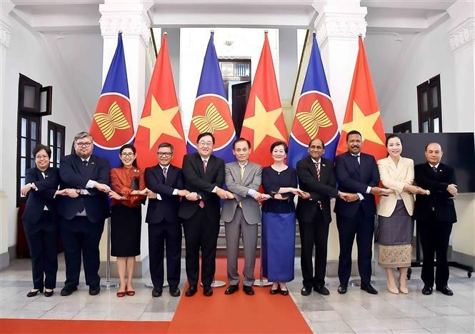 El miembro del Secretariado del Comité Central del Partido Comunista y ministro interino de Relaciones Exteriores de Vietnam, Le Hoai Trung, recibe a los embajadores y encargados de negocios de los países miembros de la Asean y de Timor Oriental en Hanói. (Foto: VNA)