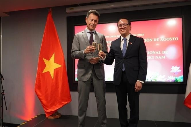 El embajador de Vietnam en Chile, Nguyen Viet Cuong, y el subsecretario interino de Relaciones Exteriores de Chile, Rodrigo Olsen Olivares, en el evento. (Foto: Embajada de Vietnam en Chile)