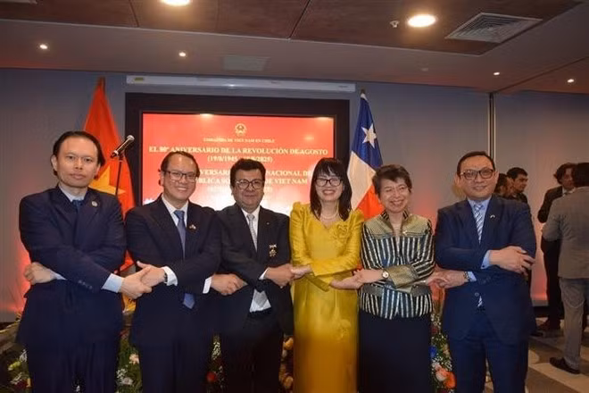 Embajadores de los países de la Asociación de Naciones del Sudeste Asiático en Chile y representantes del Ministerio de Relaciones Exteriores de Chile en el evento. (Foto: Embajada de Vietnam en Chile)