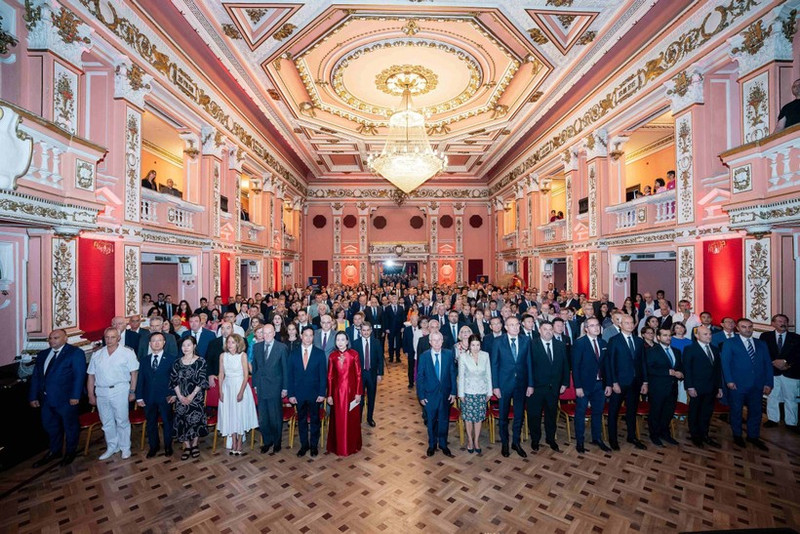 Los delegados e invitados realizan la ceremonia de izamiento de la bandera en el evento. (Foto: VNA)