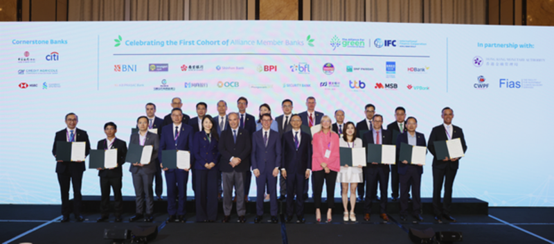 Representantes de los bancos vietnamitas se toman una foto con miembros de la Alianza de Banca Comercial Verde. (Foto: VNA)