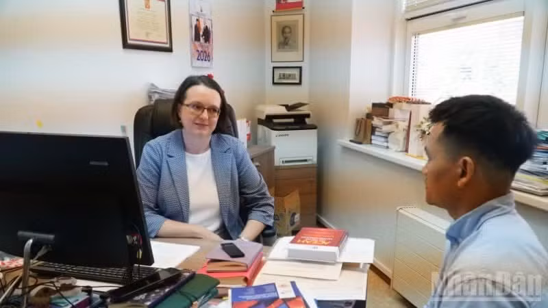 Ekaterina Koldunova concede una entrevista a corresponsales del periódico Nhan Dan. (Foto: Hong Linh)
