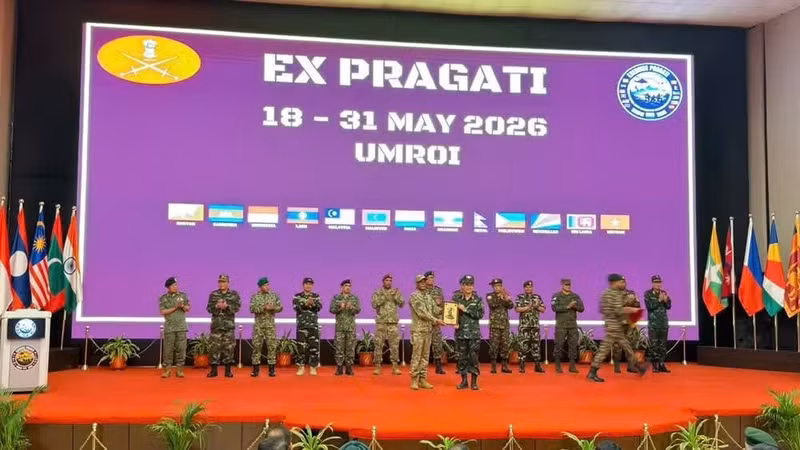 El jefe observador de Seychelles en el acto de clausura entrega la insignia de reconocimiento al jefe de la delegación vietnamita para el PRAGATI-I. (Foto: Nhan Dan)
