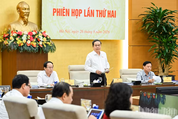 Tran Thanh Man, presidente de la Asamblea Nacional de Vietnam y jefe del Comité Directivo para la Revisión general del sistema de documentos jurídicos, interviene en la reunión.