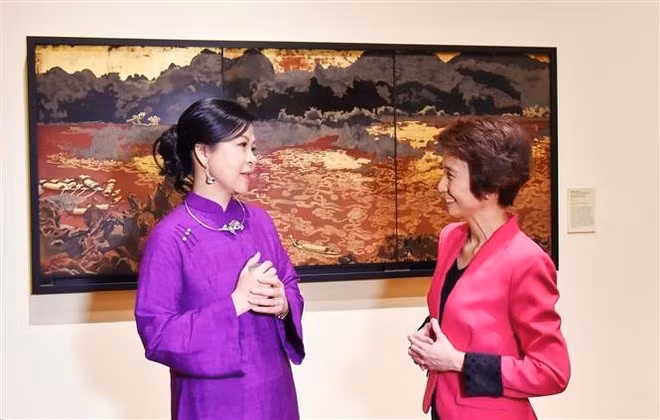 Ngo Phuong Ly (izquierda) recorre la Galería Nacional de Singapur junto con Low Yen Ling, ministra principal de Estado del Ministerio de Cultura, Comunidad y Juventud y el Ministerio de Comercio e Industria. (Foto: VNA)