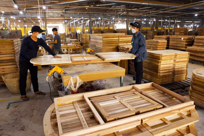 La empresa Duc Toan en la zona económica de Nhon Hoi fabrica productos de muebles de madera para exteriores al mercado europeo. (Foto: VNA) La empresa Duc Toan en la zona económica de Nhon Hoi fabrica productos de muebles de madera para exteriores al mercado europeo. (Foto: VNA)